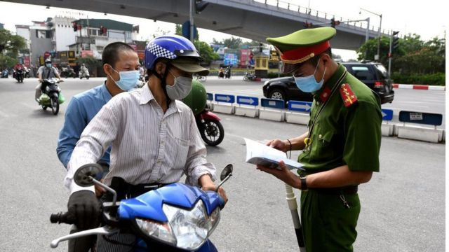 Hà Nội: Đối tượng dương tính với ma túy phóng xe ôtô đâm người dân bị thương; tiếp tục húc tung rào chắn, bung văng barie vượt qua chốt